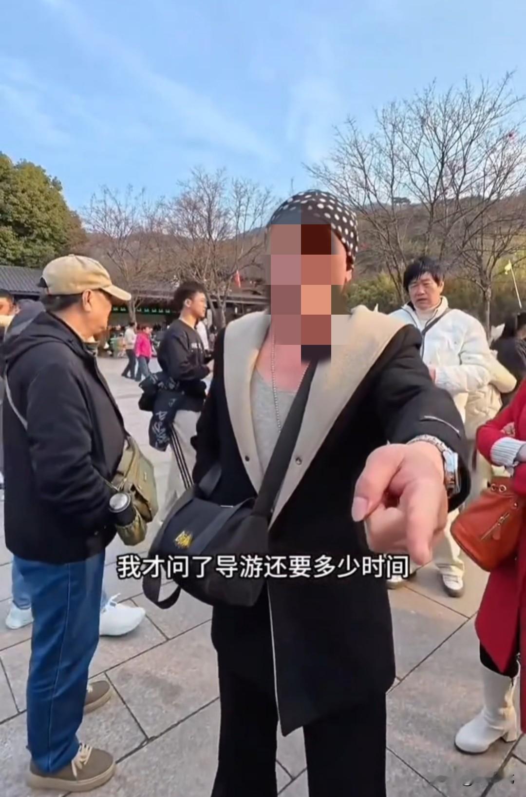 老年旅行团乘旅游大巴外出游玩，到了出发时间，个别游客因为吃饭而姗姗迟来。早已等