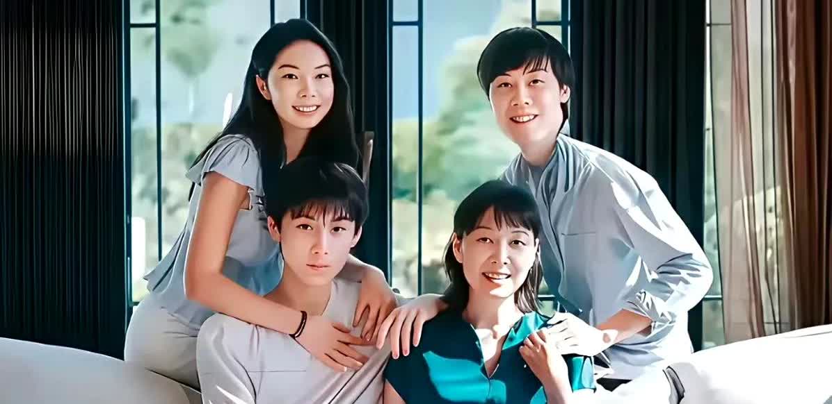 杜建英全家福曝光，照片中被儿女围着，笑的很开心很幸福。她一共三个孩子，两