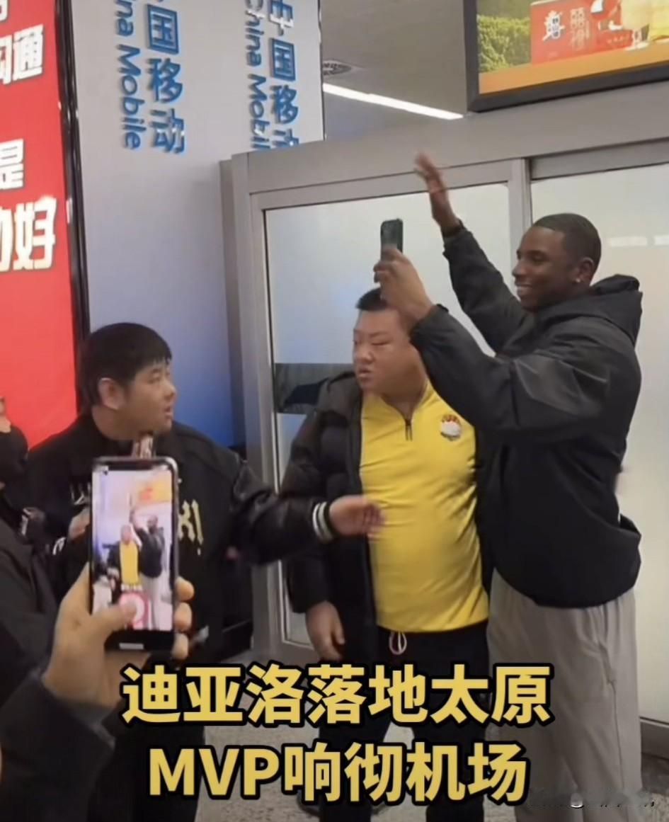 迪亚洛落地太原，接机现场非常火爆。球迷都知道迪亚洛回归山西汾酒男篮，准确的消息就