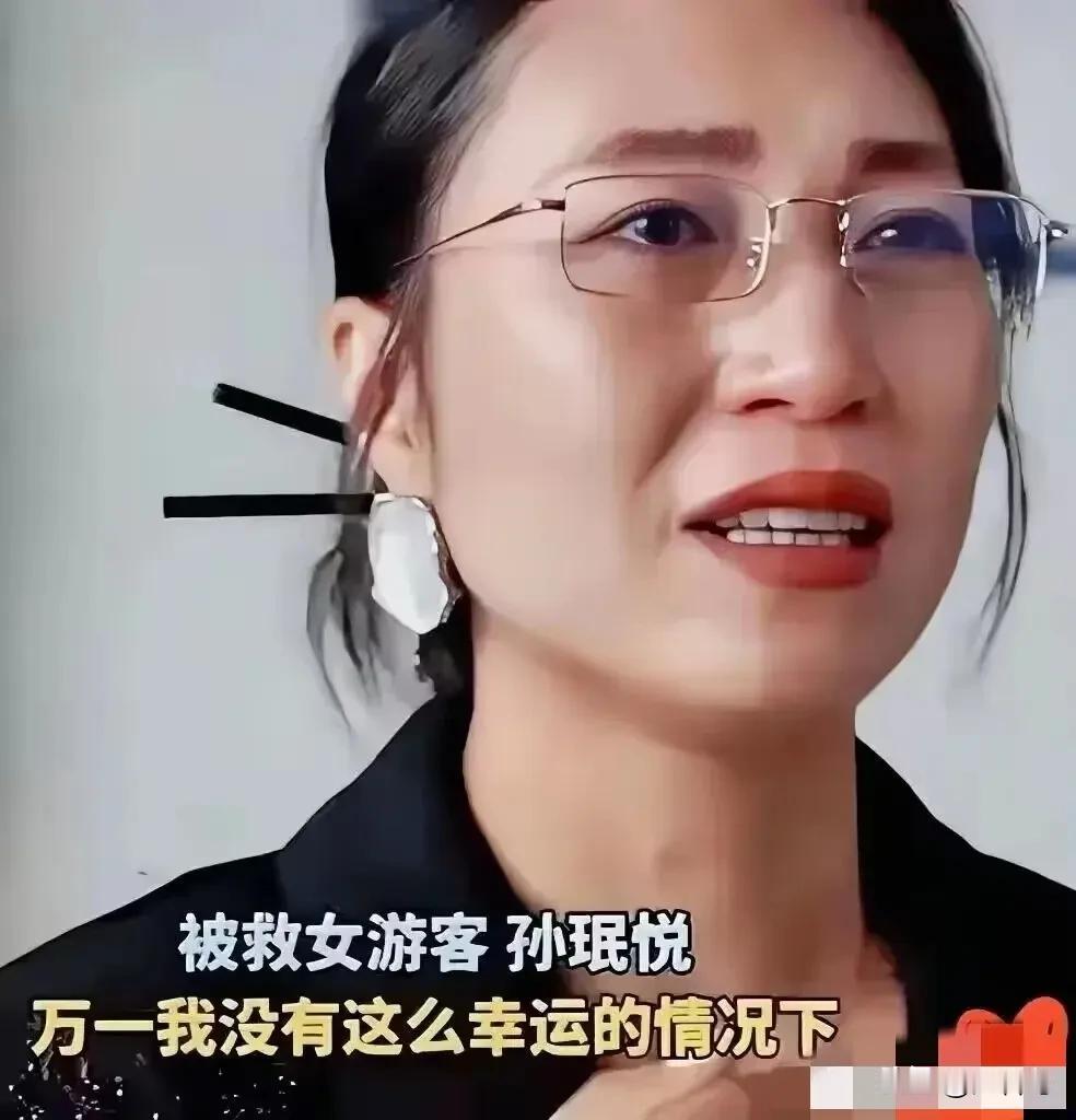 凡人善举，最是人间暖心浙江金华龙潭大峡谷，38岁的妈妈为给女儿拍照，脚底打