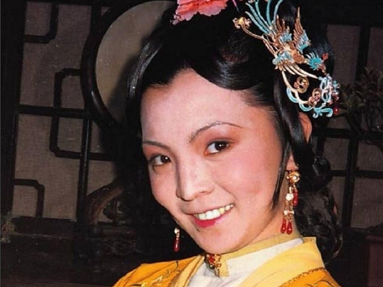 “房中事”并不止下半身那点儿事，也包括妻妾关系。夏金桂欺负香菱，宝钗是绝不干涉；