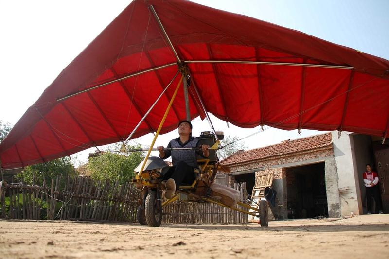 现在“手搓飞机”在网上火得一塌糊涂。一些博主在短视频平台分享自制飞机过程或驾驶自