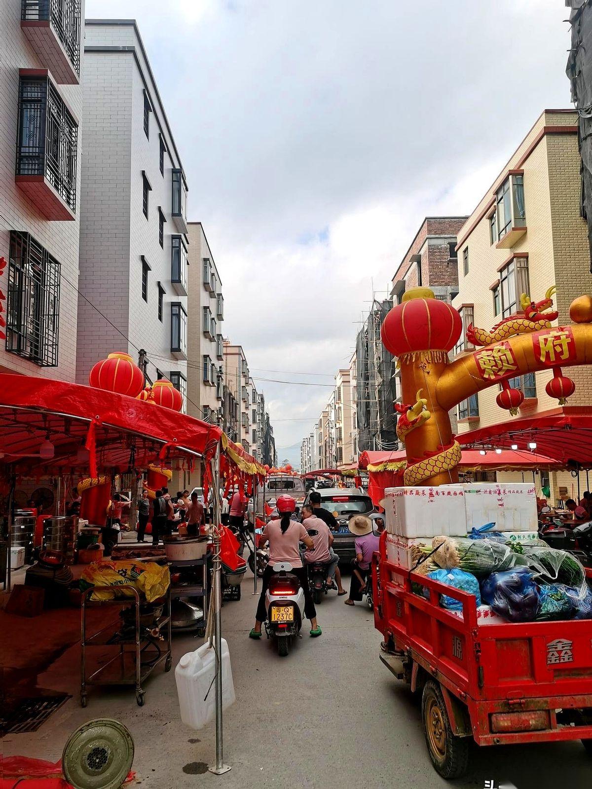 就问你，一天之内连赶四场酒，喝到最后连主家姓啥都搞不清，是种什么体验？上个月我