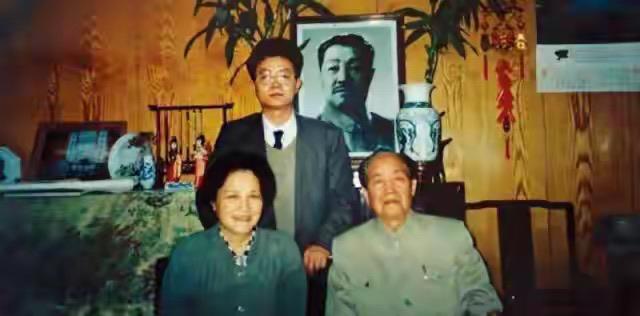 他是武警部队政委，妻子是少将，岳父是开国元帅，军人世家。考考你，这是哪一家人？