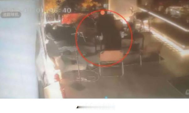 荒唐至极！河南洛阳一名35岁男子深夜走进酒馆，原本只是想给手机充电，后来点了酒。