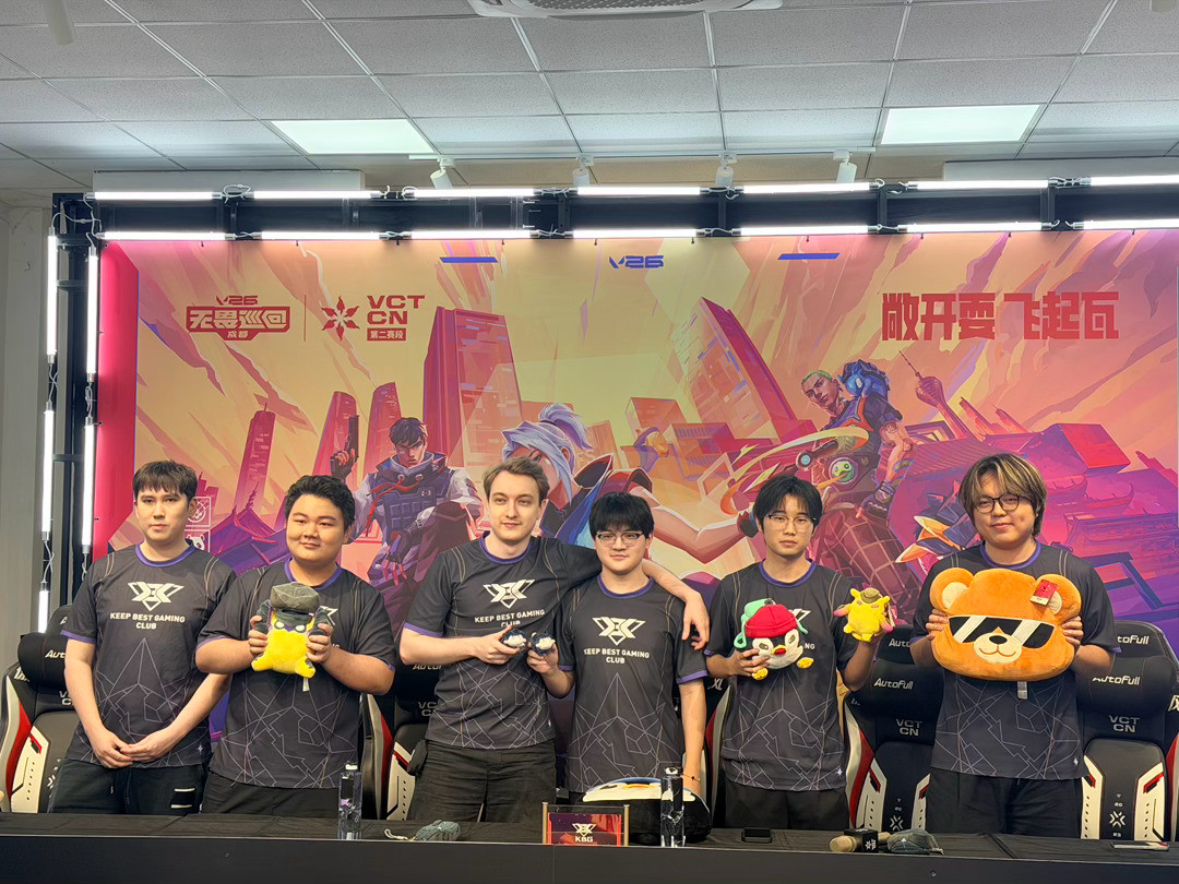 KBG无畏契约赛后采访合影来啦（老选手的从容就是走的时候台子上又少了两个团子…