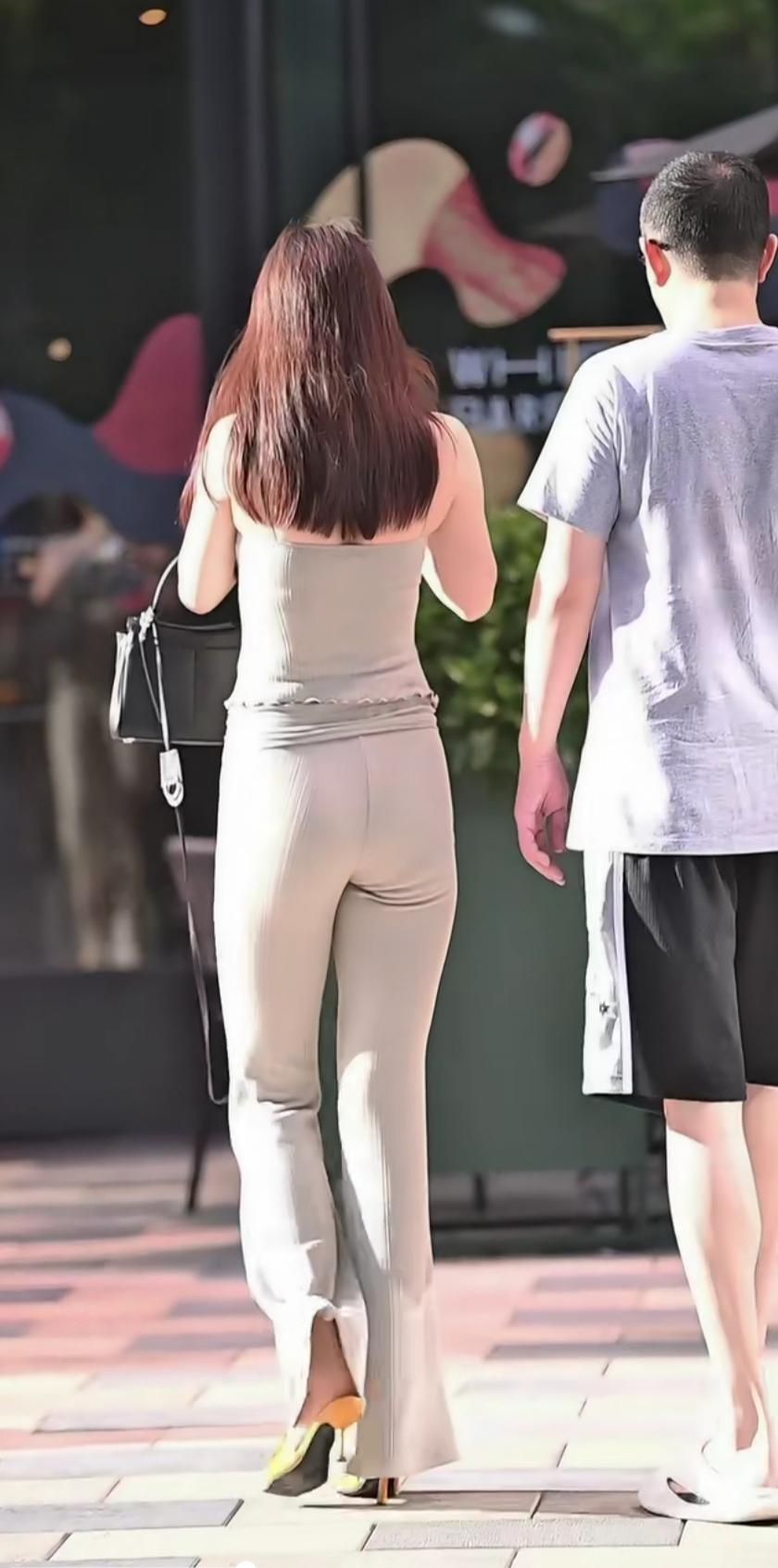 好身材好气质 美女 街头穿搭