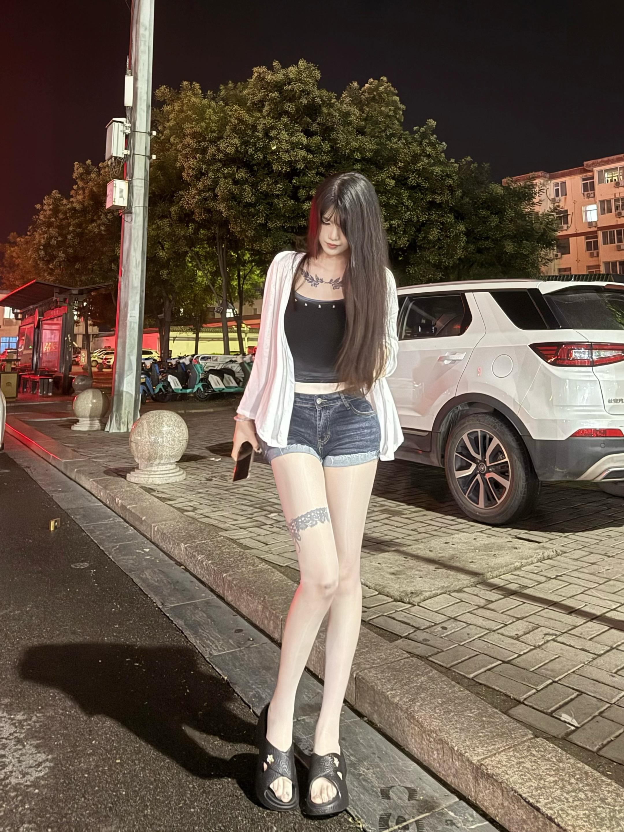 混的人。美女