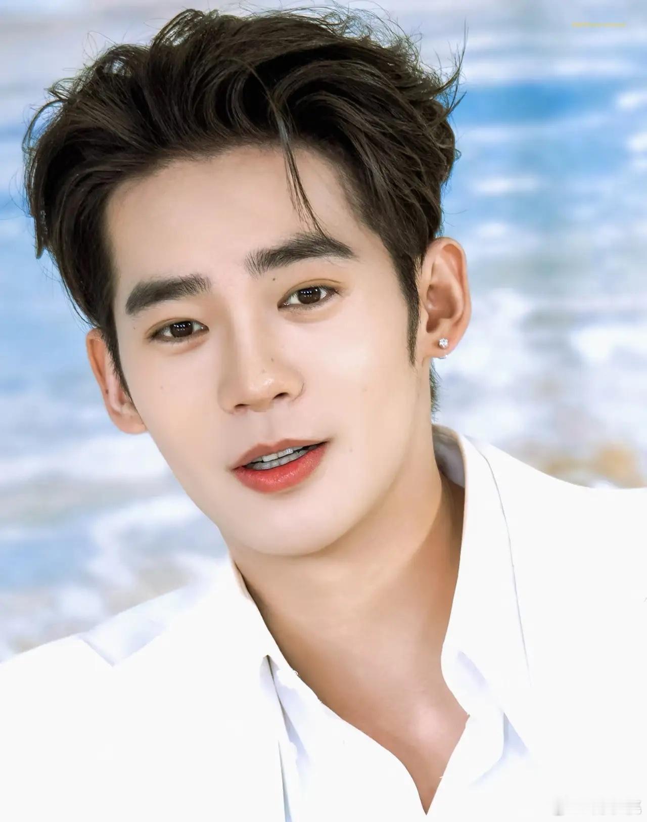 1.于适的流量还是很不错的，他的一些富婆粉丝也很多，很愿意给他代言的产品消费氪金