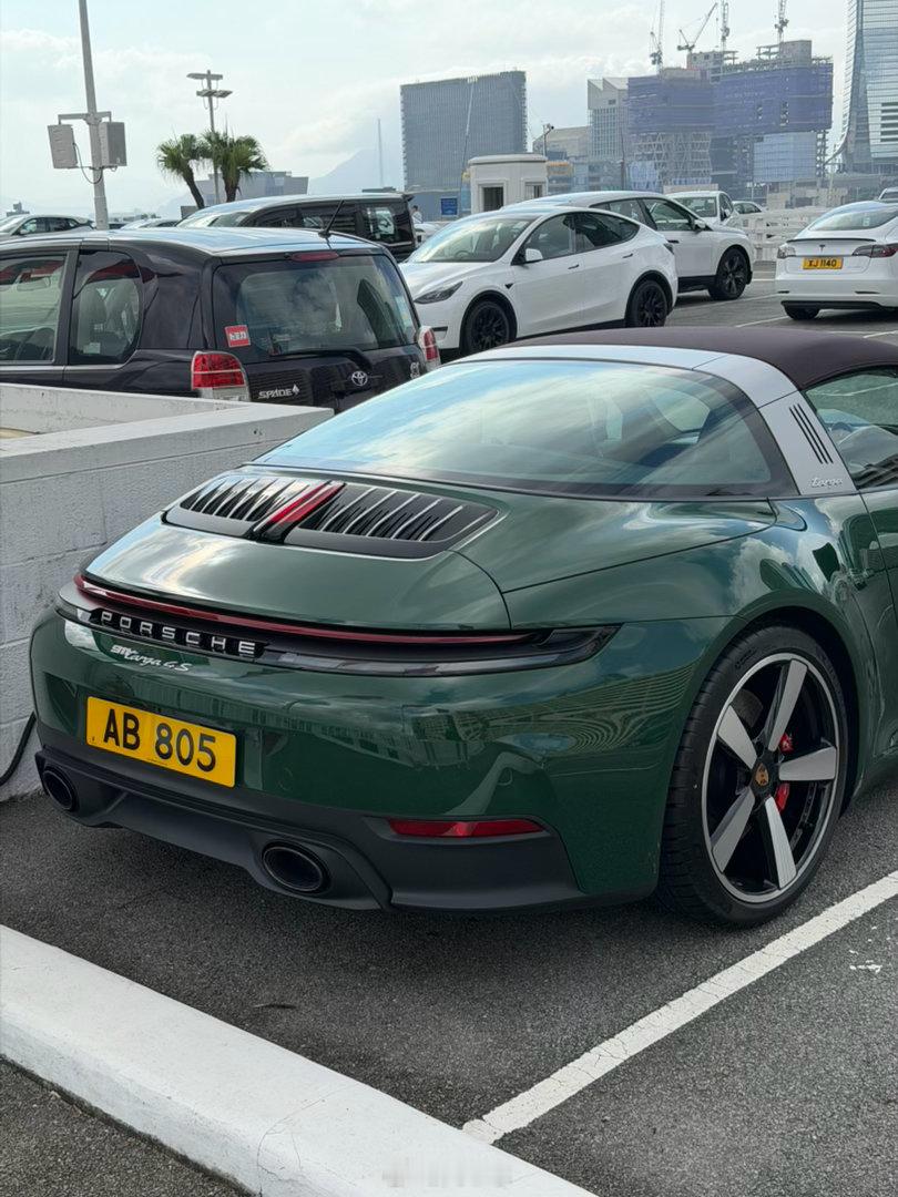 超级老钱配色的一台992.2Targa，谁能不爱啊！保时捷911