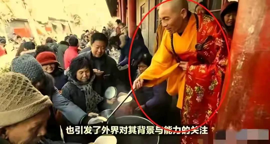印乐法师拿着大勺子给人们盛饭，大家就要开饭的喜悦之情看得人都想吃饭了。记得小时候