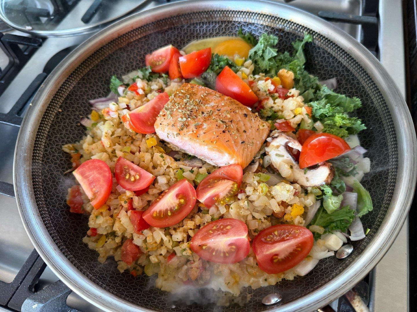 中饭晚饭。一块三文鱼，分成两份，两顿吃。中午顺带烤了孢子甘蓝、彩椒、十字花科蔬菜