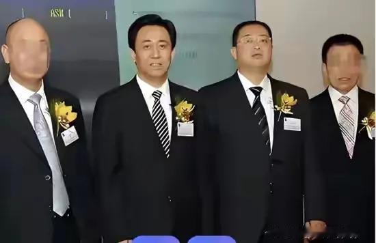 恒大前总裁夏海钧这老哥之前玩起了“消失术”，把大伙都搞懵了，最近可算被揪出来，原