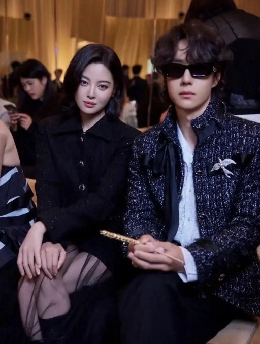 王一博和辛芷蕾同框看香奈儿大秀，一个羊毛卷少年感拉满，一个短发飒爽气场全开，这“