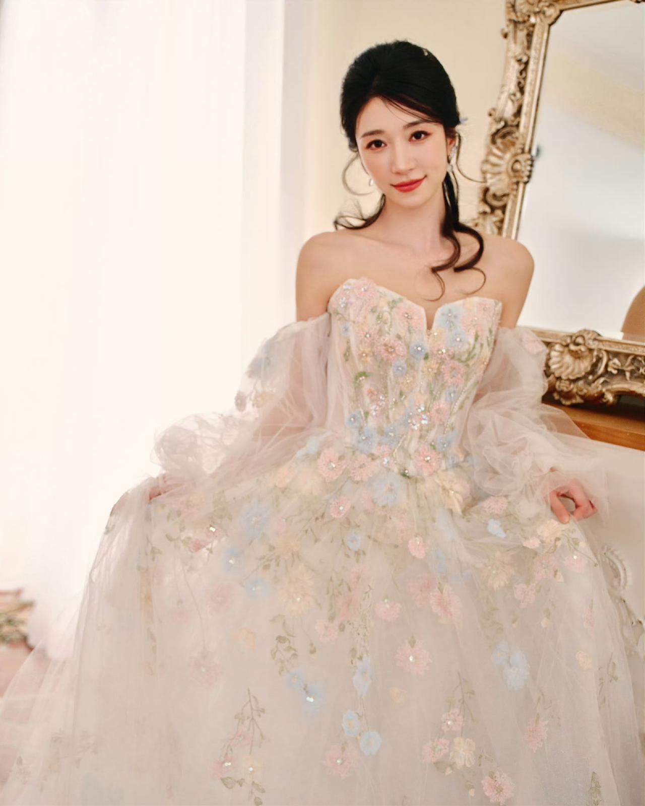 王格格搜狐时尚盛典造型出图。她穿了一袭蓬蓬的繁花仙女裙。轻纱材质，飘逸柔美。