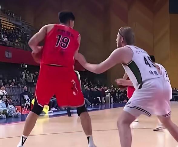 10投9中，拿到24+14的大号两双，帮助广州队加时战胜南京队，涨球后的徐昕变成