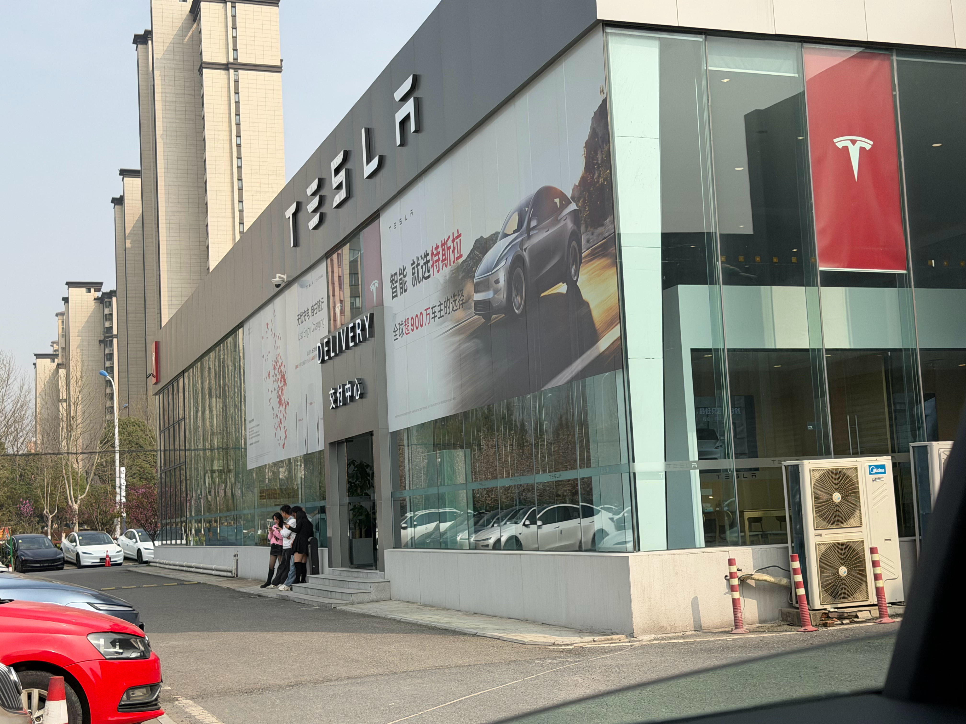 汽车组的同事毅然决然的换了特斯拉ModelY我特意来拍一下他的心路历程，为什