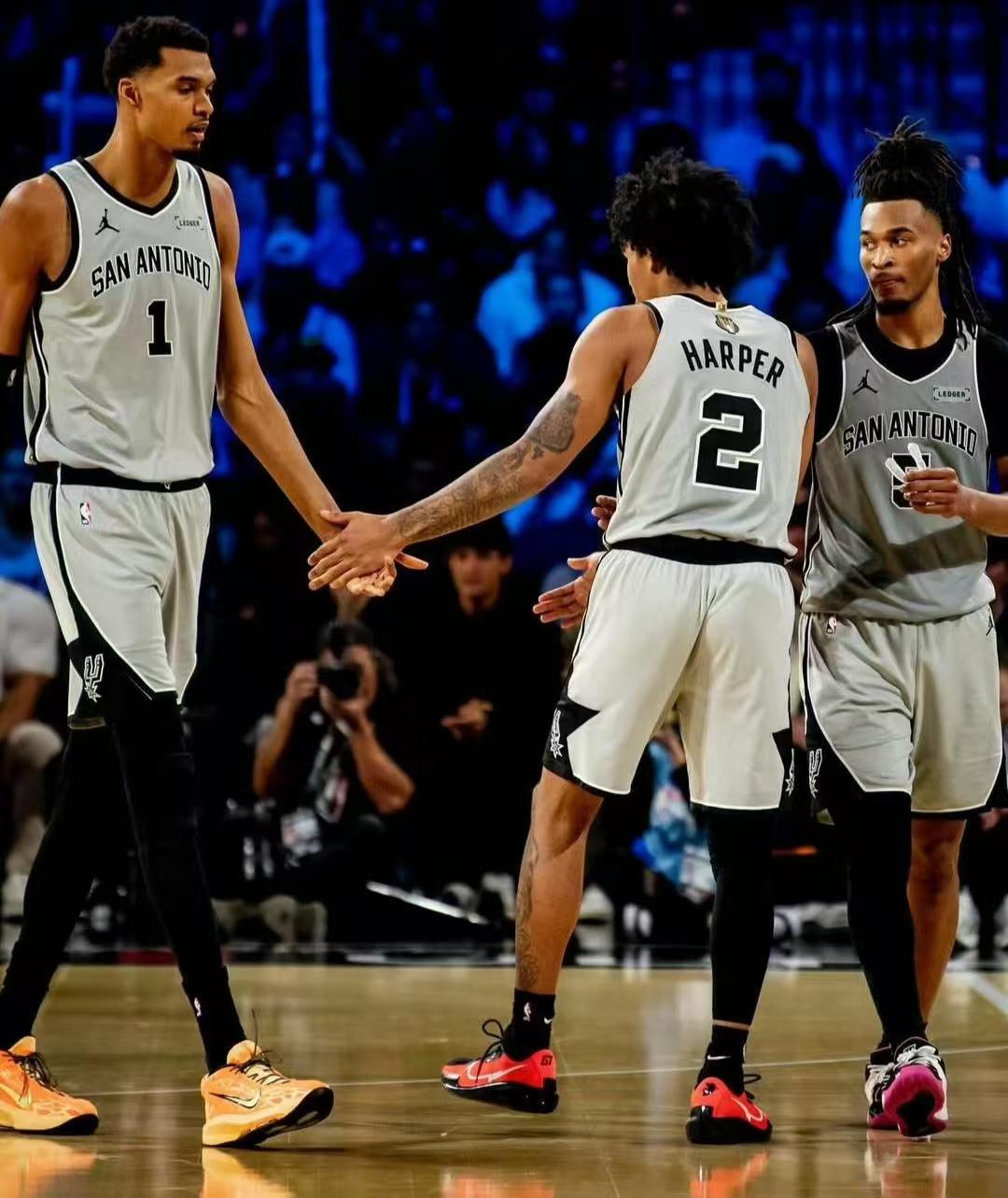 马刺轻取奇才：2人毫无状态，4人稳定输出。杯赛憾负的阴霾已经成为过去，马刺继续