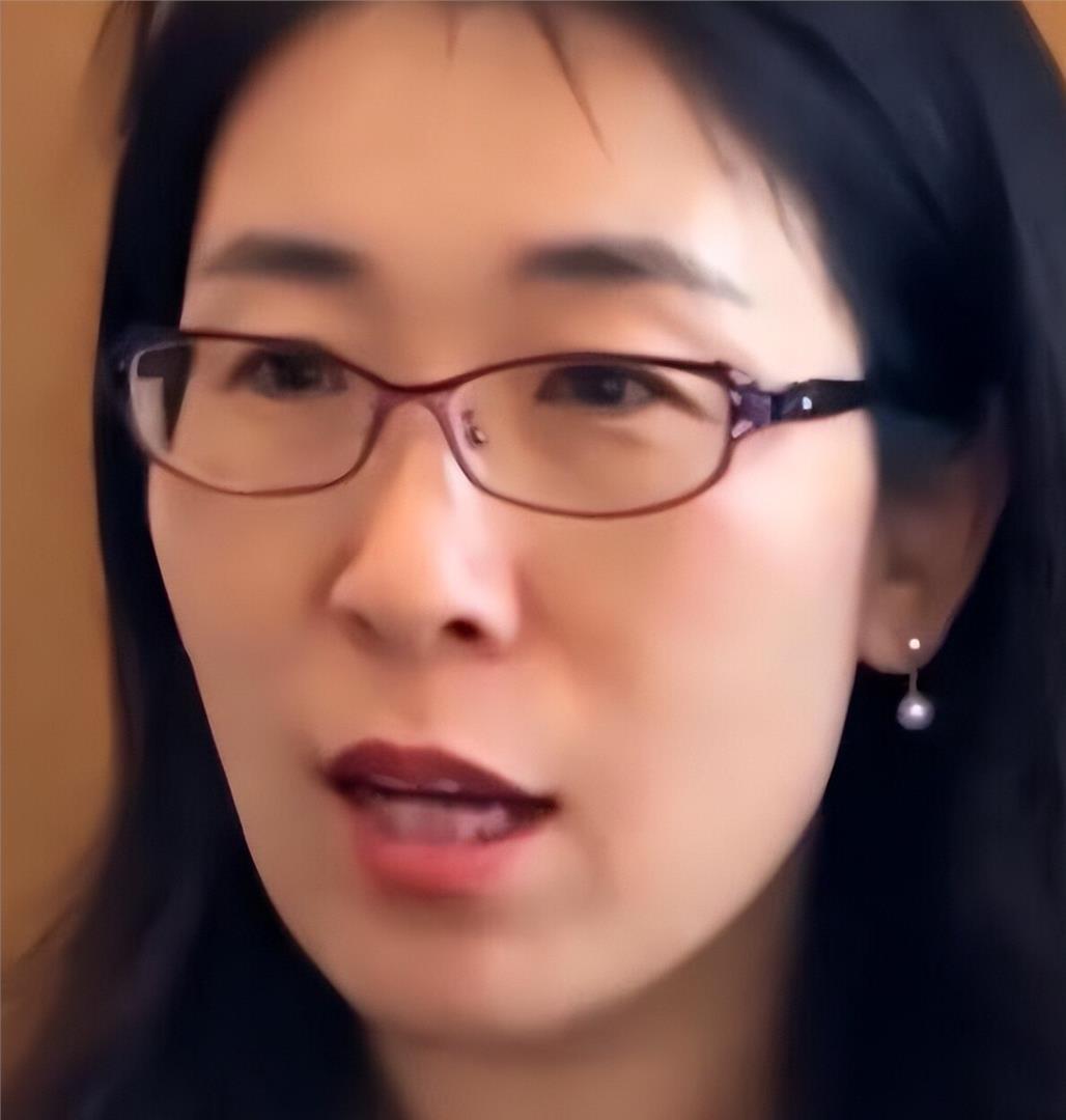 朱女士发现那条短信那天，女儿正在备战高考。她后来回忆说，就是顺手拿起手机看了一