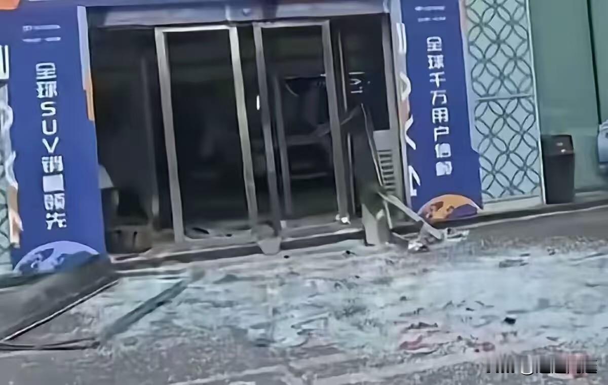 成都发生爆燃的那家汽车4s店老板估计现在肠子都要悔青了，原本只是因为一件小事