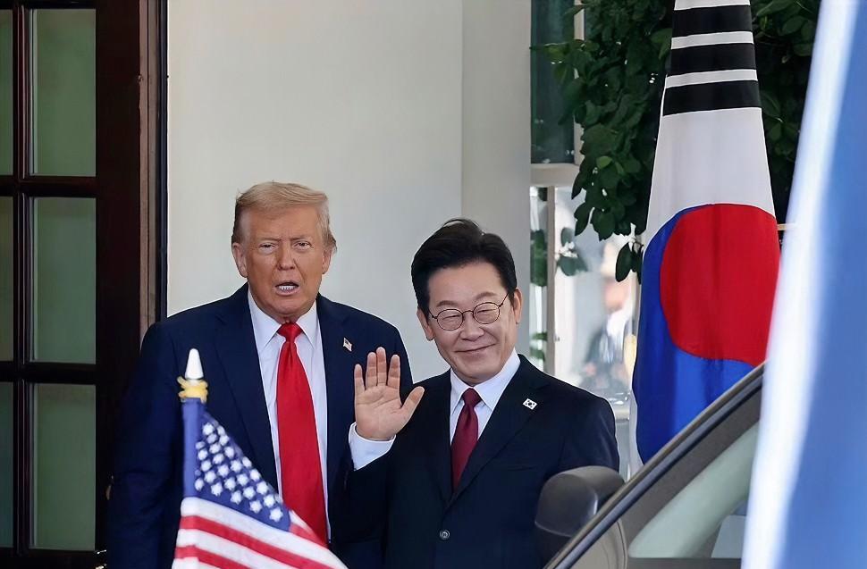 一片哗然！韩国总统李在明会晤特朗普时竟然坐姿像个小学生！韩国总统李在明到访白宫之