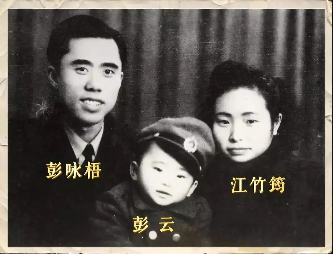 1948年，一个叛徒被带到审讯室，对面坐着他亲手出卖的女人。特务指着叛徒问她："