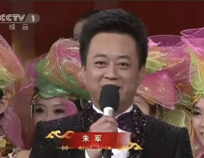 2015年，刘德华去参加央视春晚，不料，一曲唱罢却发生了尴尬一幕，幸亏朱军及时出