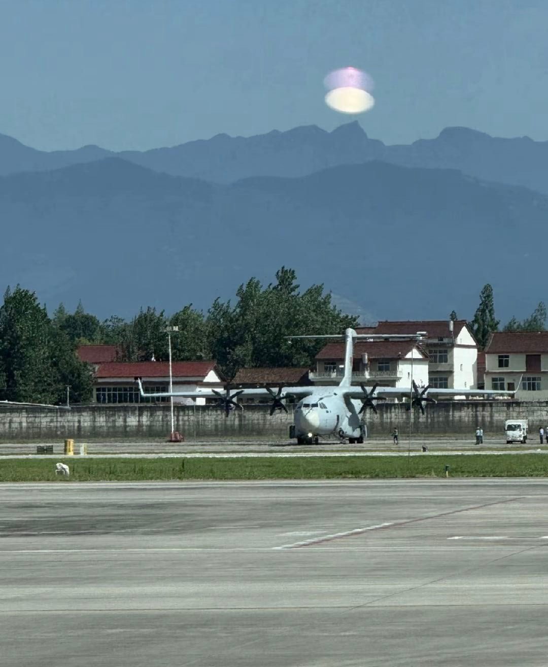 Y-15终于用上一体式登机门了，再也不用地勤架梯子了