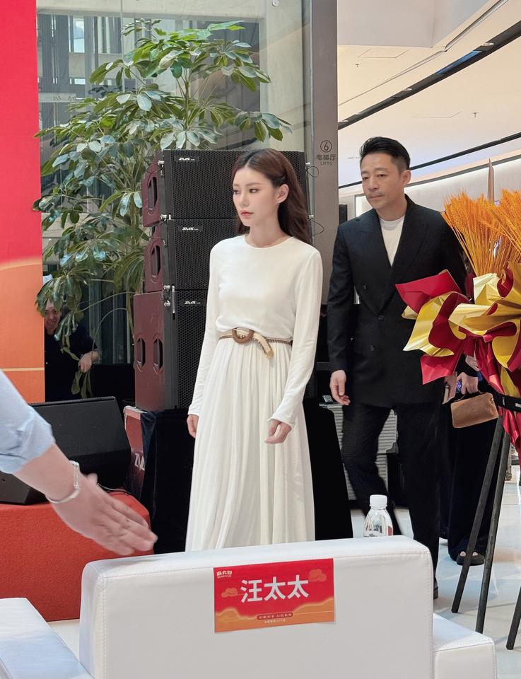 才结婚几天，汪小菲就带着新媳妇一起开工了，合肥银泰in77麻六记开业，两口子直接