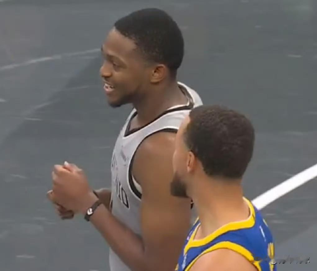 福克斯简直在犯罪！关键的第四节，福克斯的糟糕发挥让马刺队最终输球。他单节6投