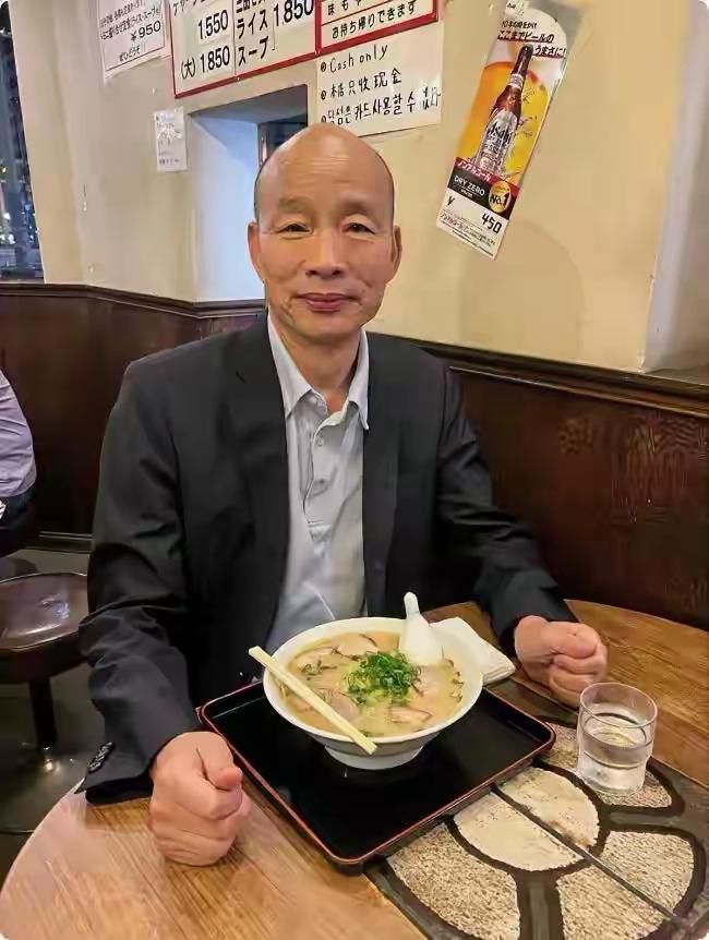 日本日本韩国瑜这次访日，表现得极其恭敬地对待日本反华右翼政客麻生太郎，说成“
