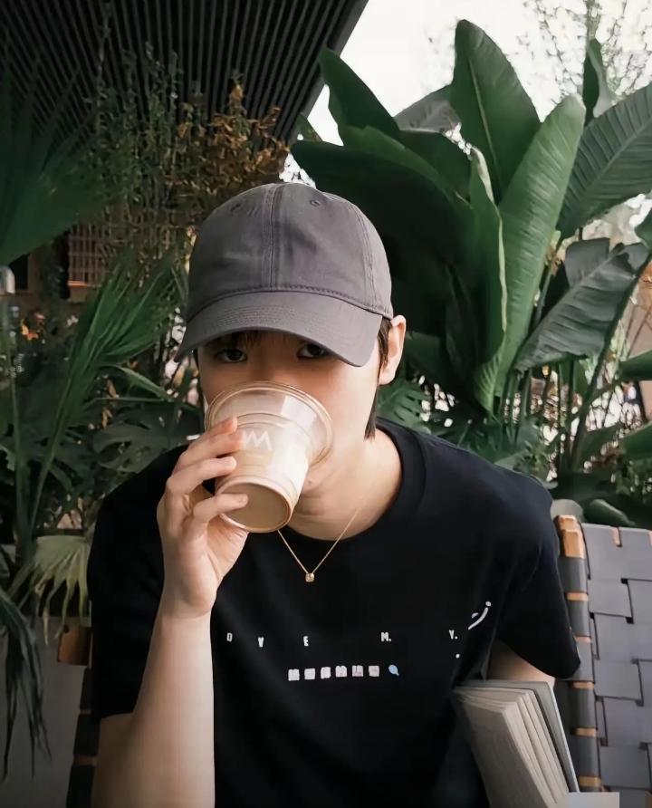 曼昱的度假照也太治愈了吧！赛场外的她完全松弛下来，树荫下捧着奶茶安静看书，头顶还