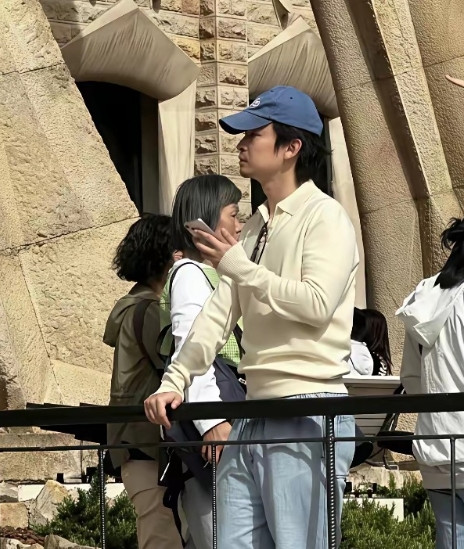 31岁董子健现身巴塞罗那度假，打扮老气胡茬未刮，满脸沧桑显成熟，度假画风别具一格