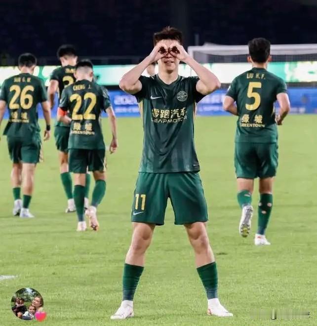 没有对比，就没有伤害！当年王钰栋和伊兰•坤达并驾齐驱，并列亚少赛射手榜第一名。现