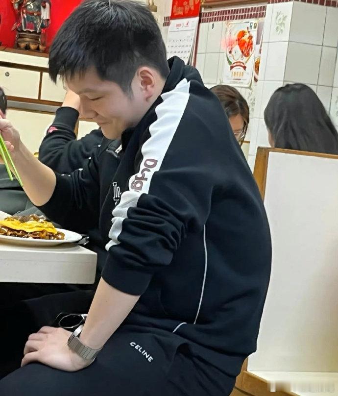 #一饭封神2下期有樊振东##一饭封神# 赛场上的大魔王变身快乐干饭人，这反差感谁懂啊！小胖吃得超满足