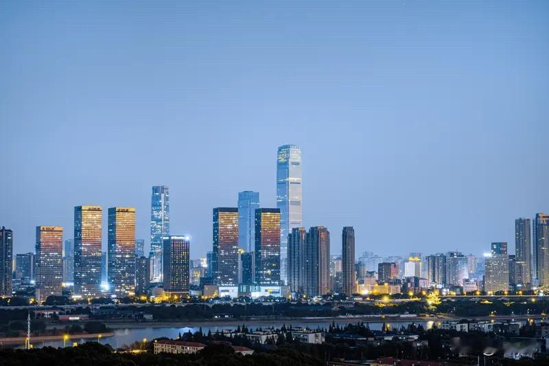 长沙楼市：对比全国多数城市，长沙楼市算得上相对硬气。7月新房、二手房价格环比