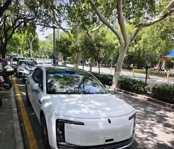 尊界S800这周五就要上市了，网上又被拍到了纯白色，跟双拼比起来，白色太低调了，