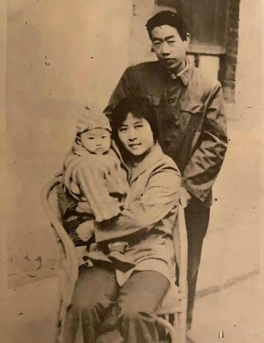 1980年，西安方新村，贾平凹与原配妻子韩俊芳、刚出生的女儿贾浅浅留下的合影。据