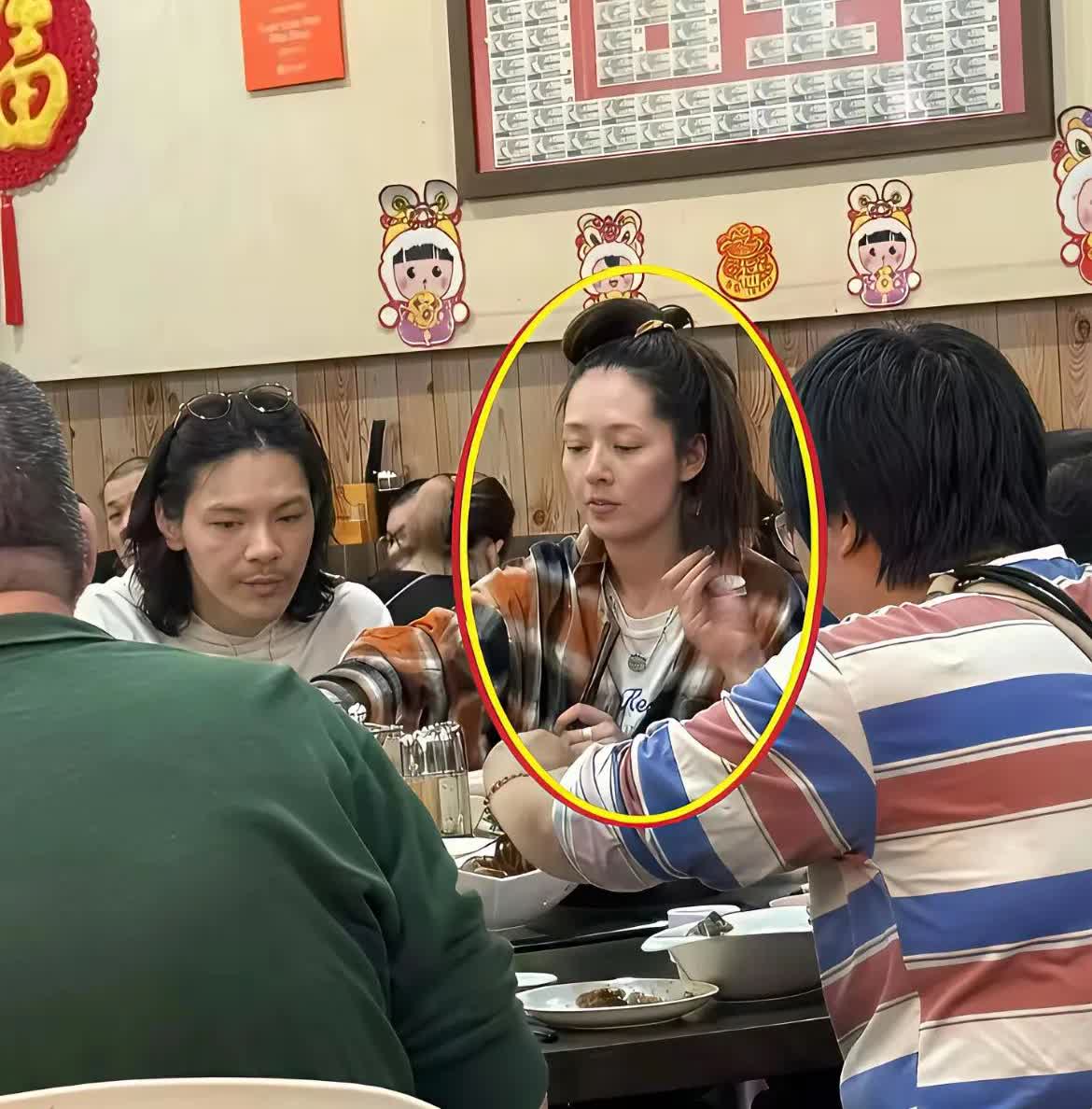 有没有人认出这个女的是谁？旁边的男的好像有点眼熟，但又想不起来，原来私底下素颜是