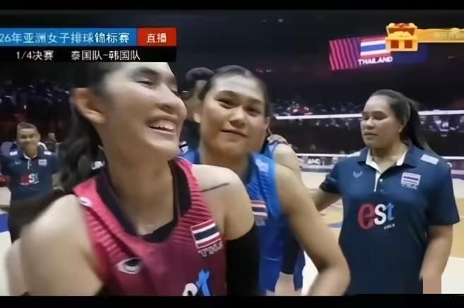泰国女排主教练加提篷野心好大啊！8月27日下午，在3比0淘汰掉韩国女排打进4强后