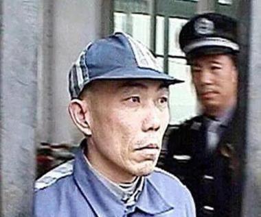 胥敬祥1992年，他是河南鹿邑县一个老实巴交的农民。就因为在酒桌上脱了件外套，露