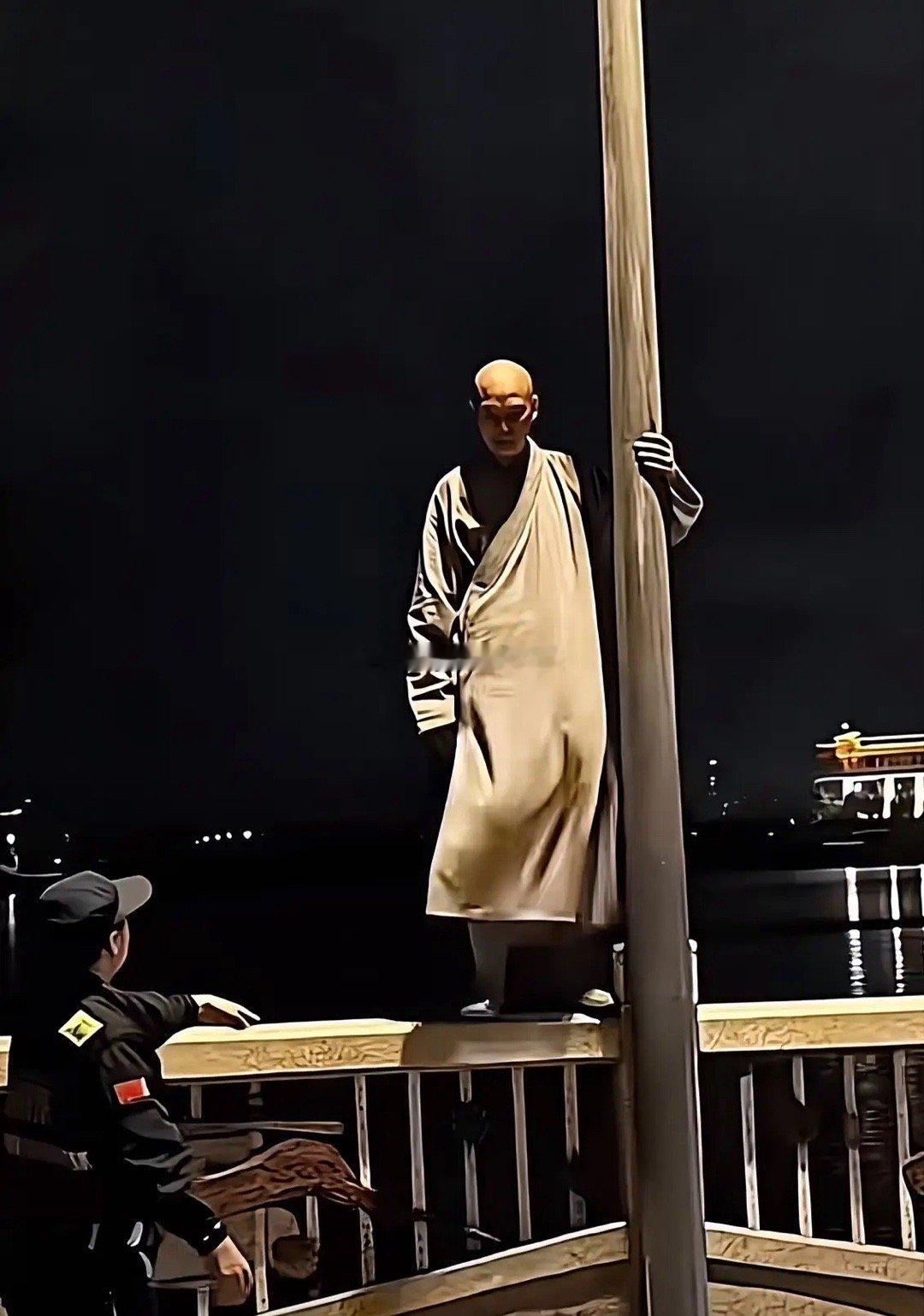 扶灯大师跳水这事，真让人感慨万千。吴川江心岛寺庙搞文旅改造，地块重建开发本是好事