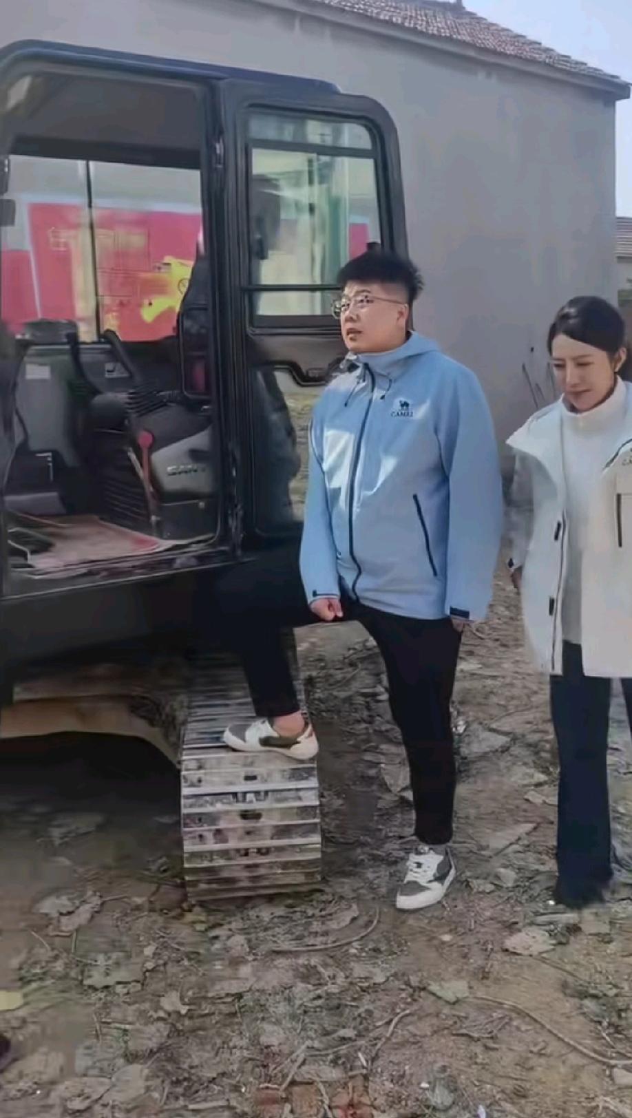 农村独生女在老家盖个房子有多难，这还是网红呢，该难为你的还是要难为你。麦小登