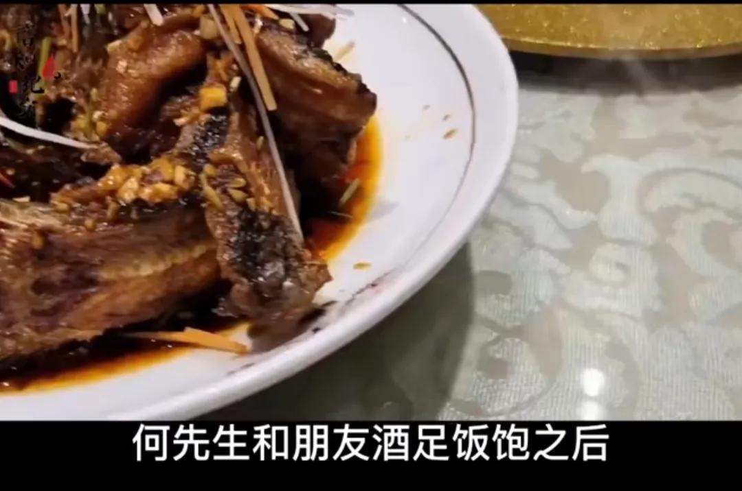 贵州贵阳，男子请朋友吃饭，共喝掉3支刺梨汁，却被酒店多收875元，男子认