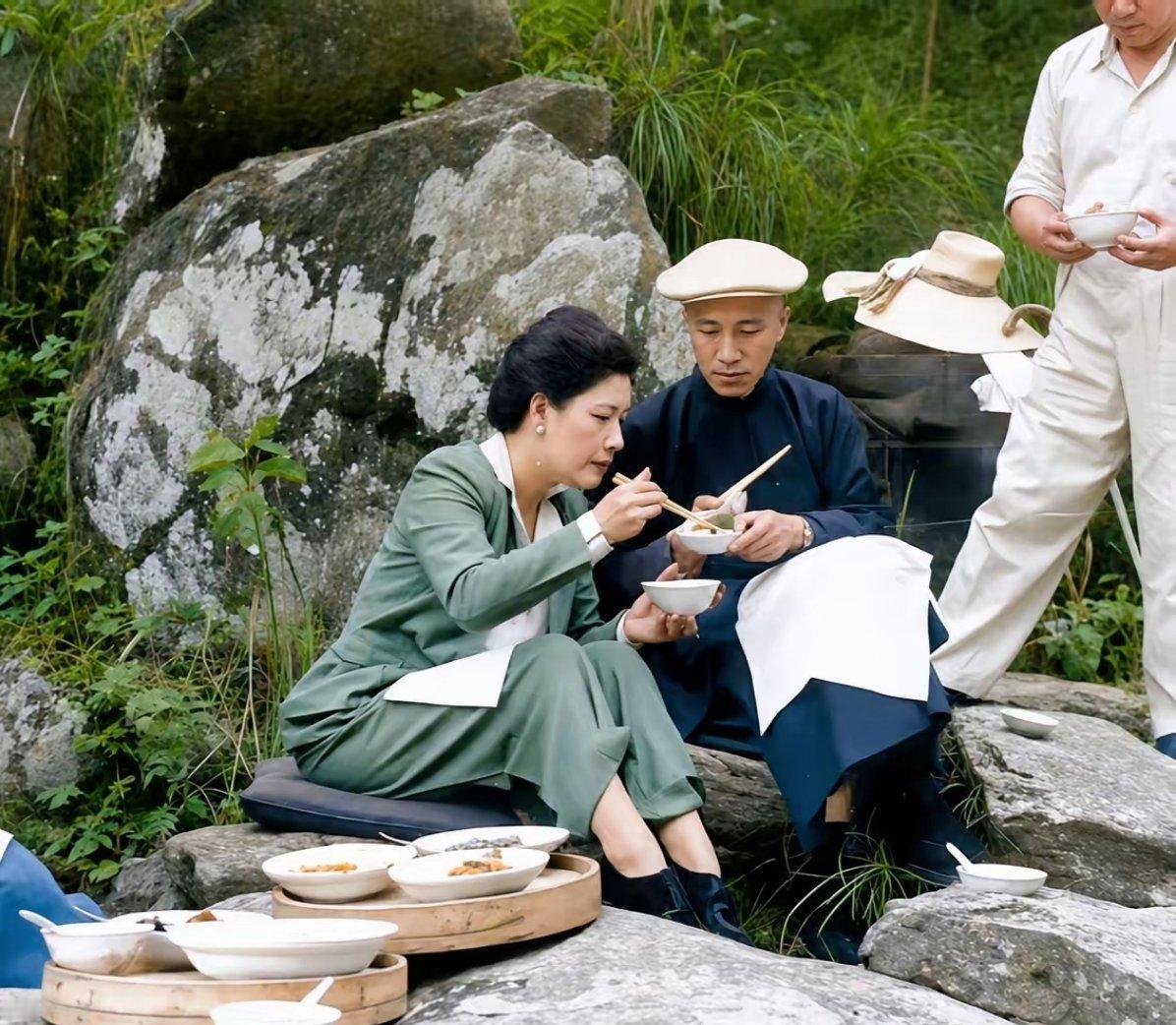 一九四六年夏天，在庐山山间野炊的蒋中正和夫人宋美龄。