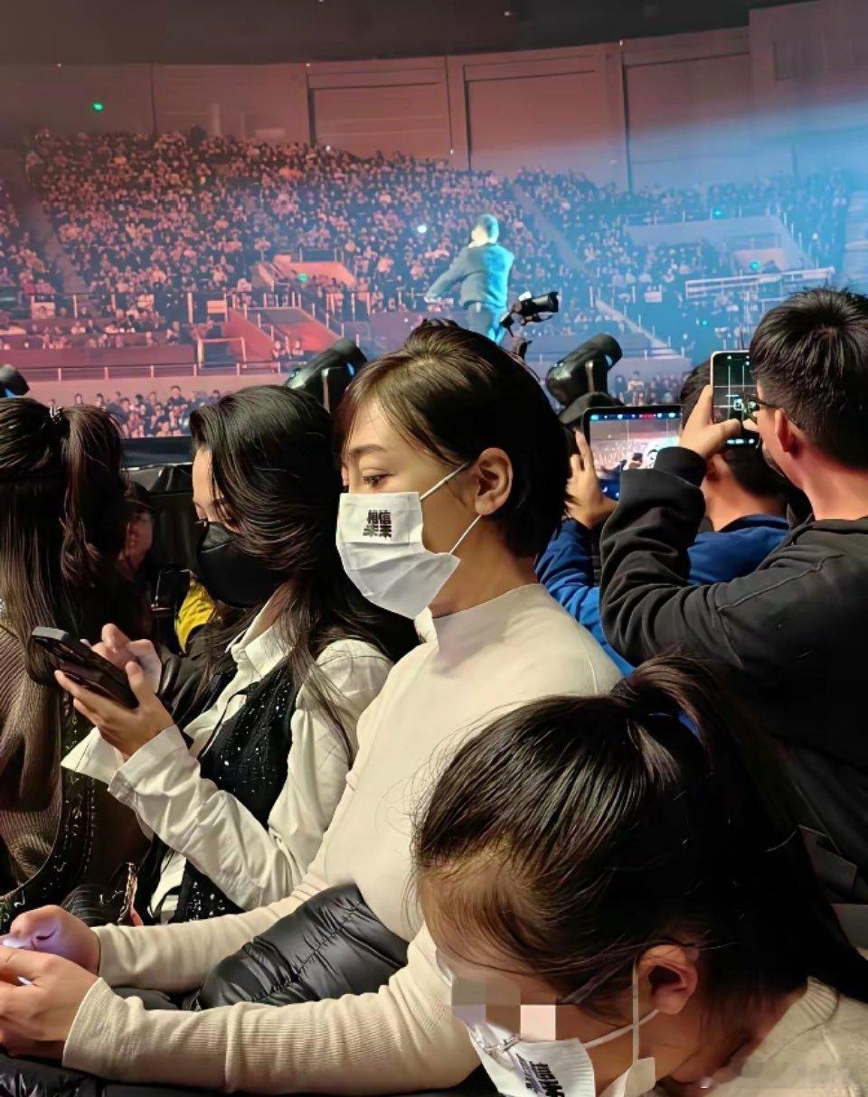 天津昨晚的演唱会现场，简直炸了锅！54岁的汪峰带着《相信未来》巡演杀到天津体育馆