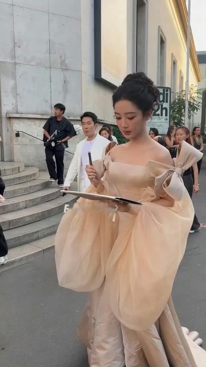 杨紫巴黎看展，看看G社拍的杨紫+路人镜头下的live生图，如何？