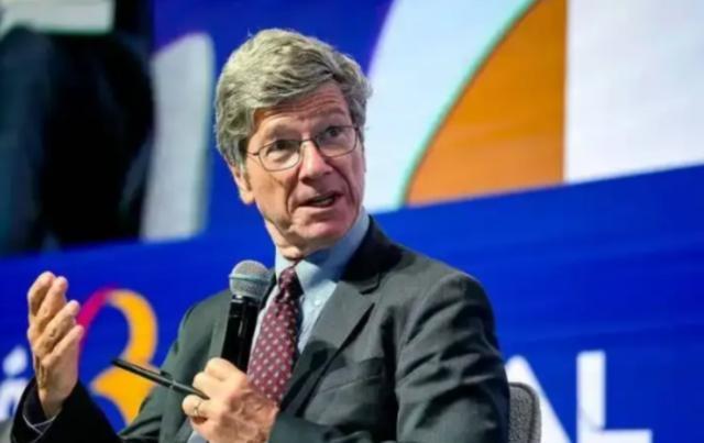 一个美国教授说了句大实话，台下掌声就没停过，他说，两千年，我们中国，从没跨过那片