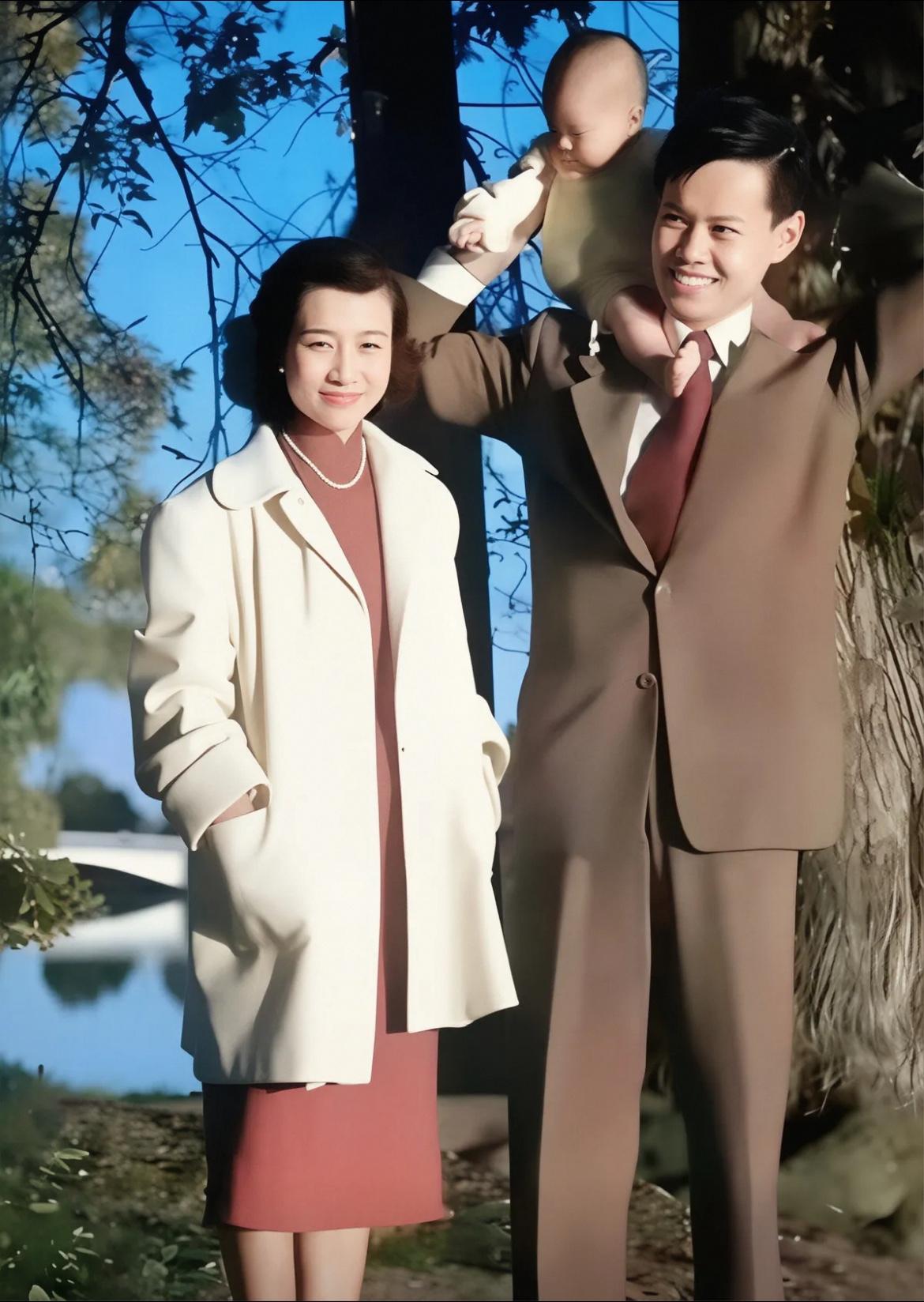 1951年，杨振宁一家三口在美国，杜致礼气质不凡，不愧是名将之女