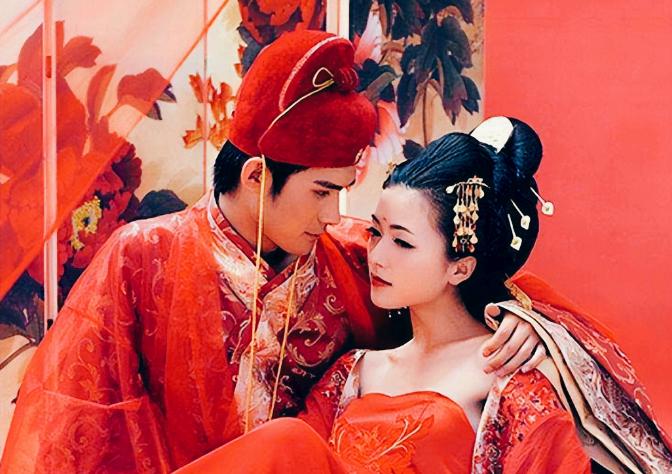 古时，一寡妇嫁给了年轻小伙，洞房花烛夜，小伙哈哈大笑！那笑声在红烛摇曳的屋子里显